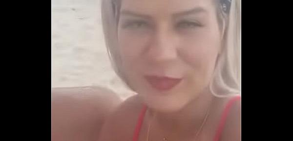  Luna Oliveira mostra a buceta e ganha uma bela chupada na praia